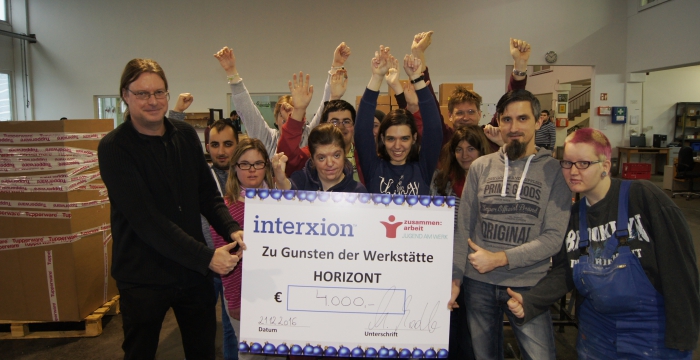 Foto von der Spendenscheck-Übergabe der Firma Interxion © Jugend am Werk