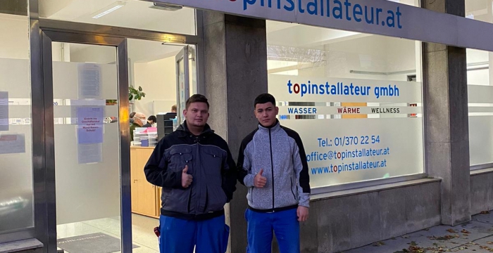Herr Daniel Jankovic (links) und Herr Batuhan Caliskan (beide 2. Lehrjahr) wurden von der topinstallateur GmbH übernommen © Jugend am Werk