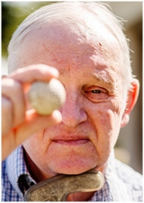 älterer Mann mit Minigolfball © kollektiv fischka/fischka.com