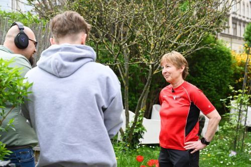 Interview mit Sportpädagogin im Garten © Jugend am Werk