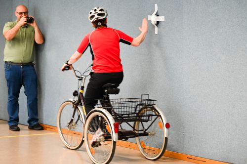 Radfahrerin greift auf Reaction Pad an der Wand © Jugend am Werk