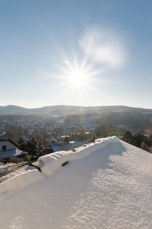 Blick in die Schneelandschaft vom Wohnhaus Tausendblum © Alexander Cornel