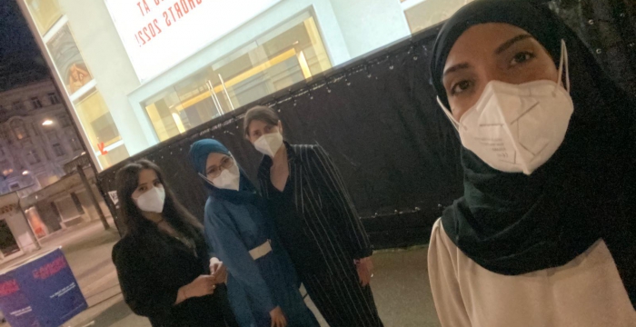 Vier Damen mit Maske bei der Preisverleihung des Kurzfilmfestivals Vienna Shorts © Jugend am Werk