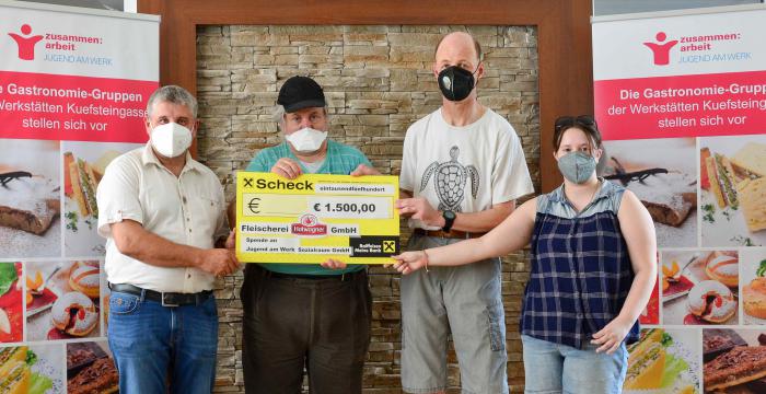 Übergabe der Spende der Firma Hatwagner: von links nach rechts: Firmenchef Hr. Hatwagner, Hr. Sarka (Haussprecher WS Kuefsteingasse), Hr. Heribert Schwarz (Werkstätten-Rat), Fr. Michelle Strauss (Teilnehmerin). © Jugend am Werk