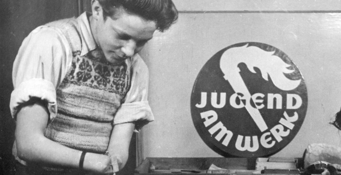 Junger Lehrling ohne Unterarme bei der Arbeit im Jahr 1952 © Archiv Jugend am Werk