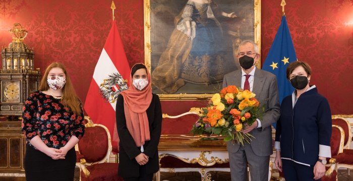 Bundespräsident Van der Bellen und seine Gattin Doris Schmidauer mit den beiden Floristik-Lehrlingen in der Hofburg © Peter Lechner/HBF