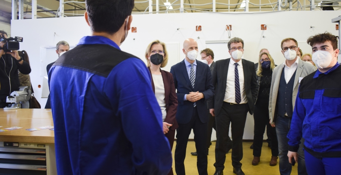 Ministerin Gewessler, Minister Kocher und AMS-Vorstand Kopf im Bildungscampus Elektro © Jugend am Werk