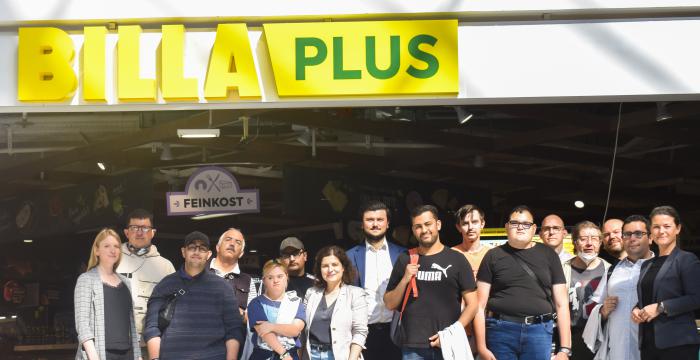 Gruppenfoto mit Teilnehmerinnen vor dem Billa Plus Lugner City © Jugend am Werk