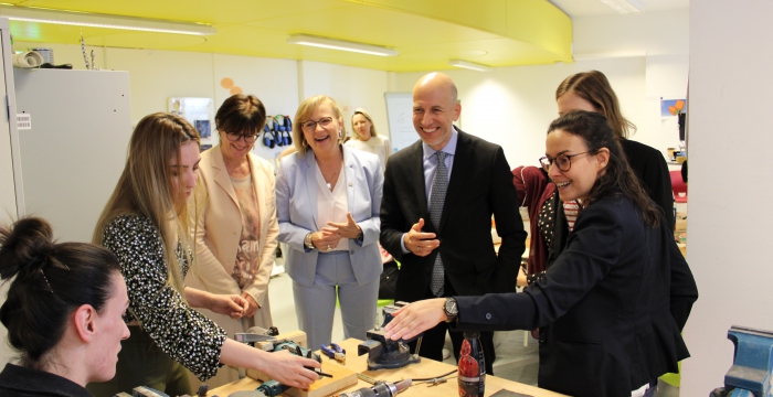 Minister Kocher und Jugendstaatssekretärin Plakolm zu Besuch in der technischen Werkstatt © Jugend am Werk, Katharina Lewis