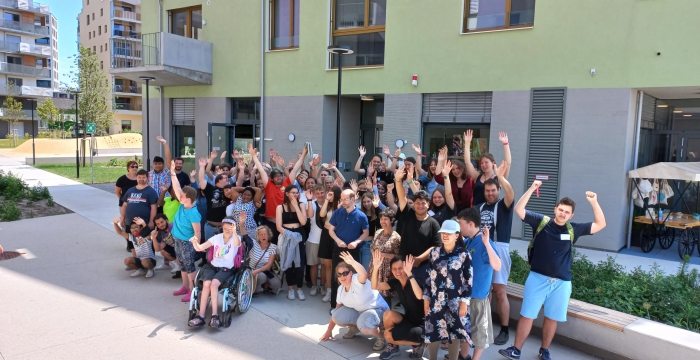 Gruppenfoto der Schülerinnen und Schüler vor der Tagesstruktur Seebogen © Jugend am Werk