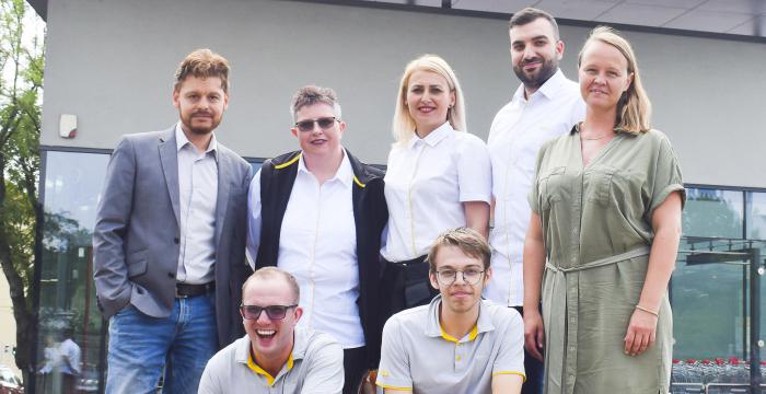 Gruppenfoto vor der Billa-Filiale Langobardenstraße © Jugend am Werk