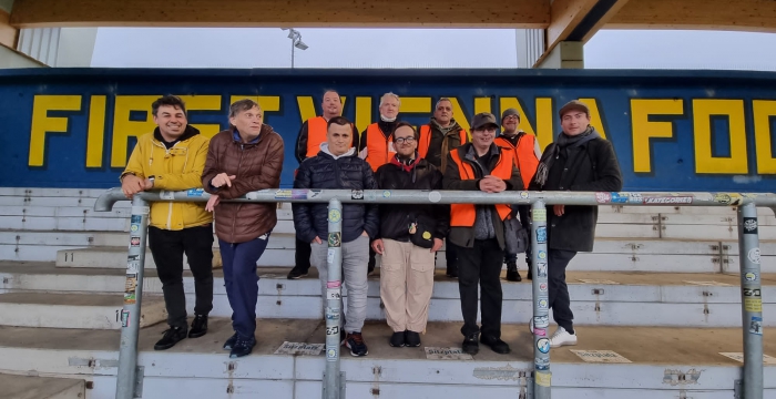 Gruppenfoto der Buddys auf der Tribüne der Vienna © Jugend am Werk