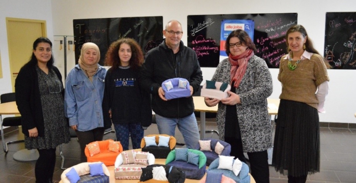 Gruppenbild mit den gefertigten Taschentuchboxen © Jugend am Werk