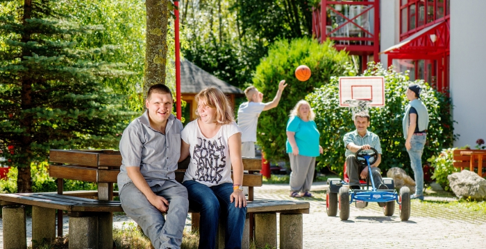 Bewohnerinnen und Bewohner im Hof Wohnhaus Hochstraße © Kollektiv Fischka/fischka.com