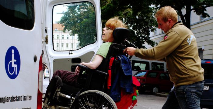 Fahrer schiebt Rollstuhlfahrerin über eine Rampe in einen Bus © Kollekti Fischka/fischka.com