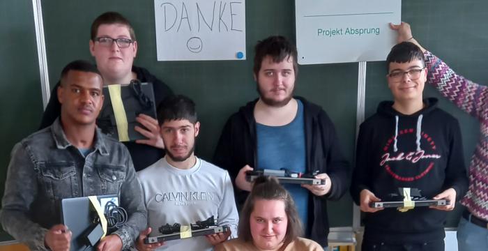 Gruppenfoto mit der Laptop-Spende von Springboard © Jugend am Werk