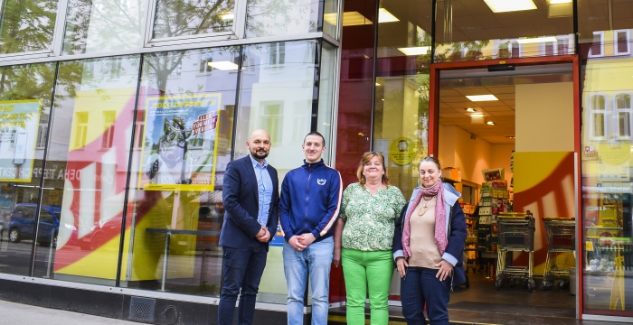 Foto vor dem EIngang zum Billa-Markt in Wien 20: Auf dem Foto zu sehen: von links nach rechts: Hr. Dinic (Vertriebsmanagement), Hr. M. , Fr. Tury (Marktmanagerin), Fr. Wegscheider (Berufsausbildungsassistenz NEBA – erster Arbeitsmarkt) © Jugend am Werk