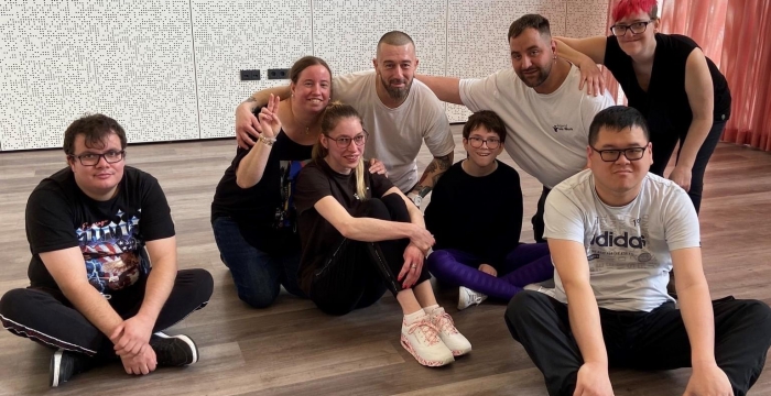 Gruppenbild vom Tanzworkshop in Lillis Ballroom © Jugend am Werk