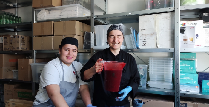 Köchin Petra Gruber von der Wiener Tafel mit Teilnehmer und Rote Rüben Suppe © Jugend am Werk