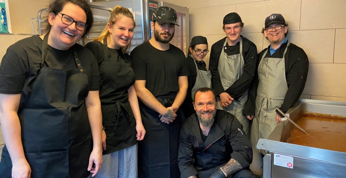 Gruppenfoto der Teilnehmer:innen in der Küche der Gruft © Jugend am Werk