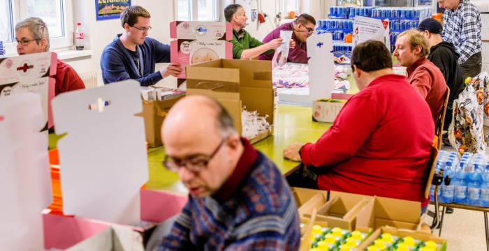 Mutter-Kind-Boxen werden in einer Arbeitsgruppe bestückt. © Kollektiv Fischka/fischka.com