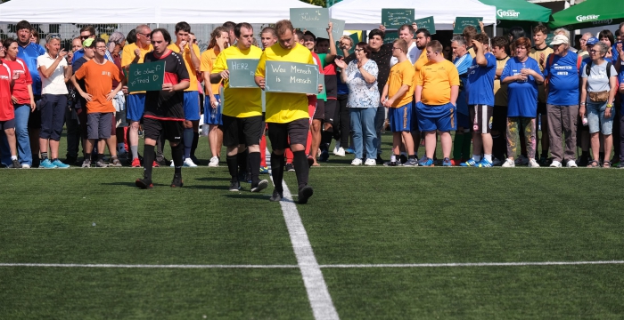 Drei Spieler marschieren beim Fairnesscup 2023 zur Mittelauflage © Robert Edinger