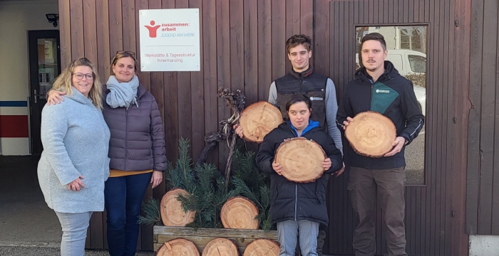 Gruppenbild mit der Gartengruppe und den gespendeten Baumscheiben © Jugend am Werk