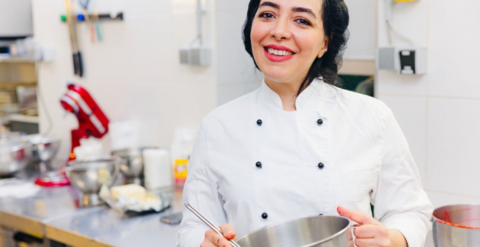 Teilnehmerin Konditorin in der Backstube © Valerie Marie Voithofer