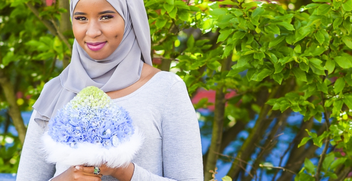 Teilnehmerin Floristik mit Kopftuch hält einen Brautstrauß © Jugend am Werk