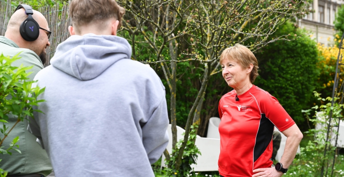 Interview mit Sportpädagogin im Garten © Jugend am Werk