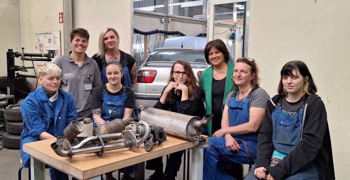 AK-Präsidentin Anderl in einer Gruppe von Frauen in der KFZ-Ausbildung © Jugend am Werk