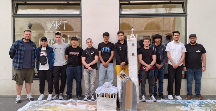 Gruppenfoto mit Lehrlingen vor dem Dom Museum Wien © Jugend am Werk