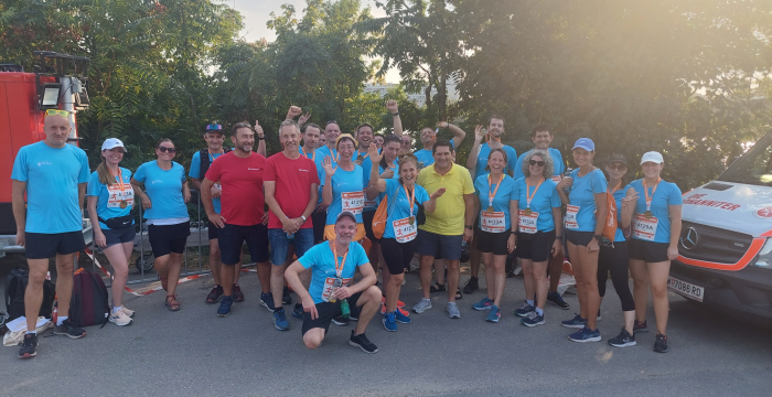 Gruppenfoto vom Business Run 2024 mit allen Läufer:innen © Jugend am Werk