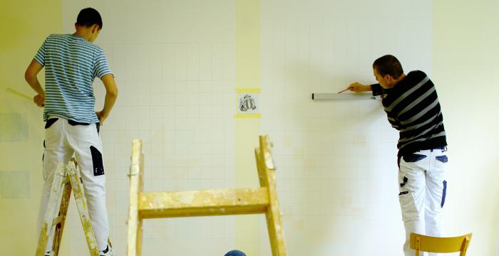 Zwei Maler auf Leitern vor einer Wand © Kollektiv Fischka/fischka.com