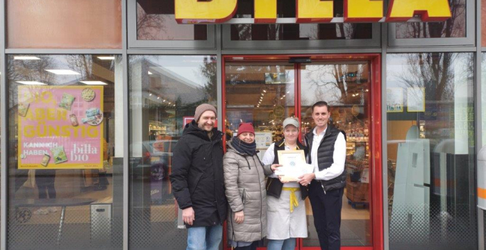 Gruppenfoto mit Auszeichnung Partnerbetrieb 2025, Billa-Filiale Bunsengasse © Jugend am Werk