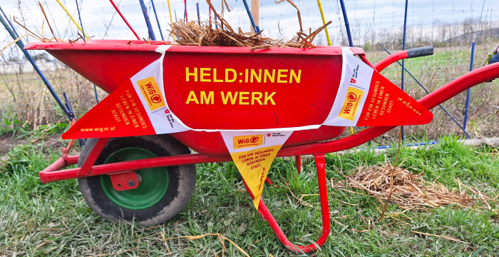 Scheibtruhe mit dem Logo der Wiener Gesundheitsförderung © Jugend am Werk