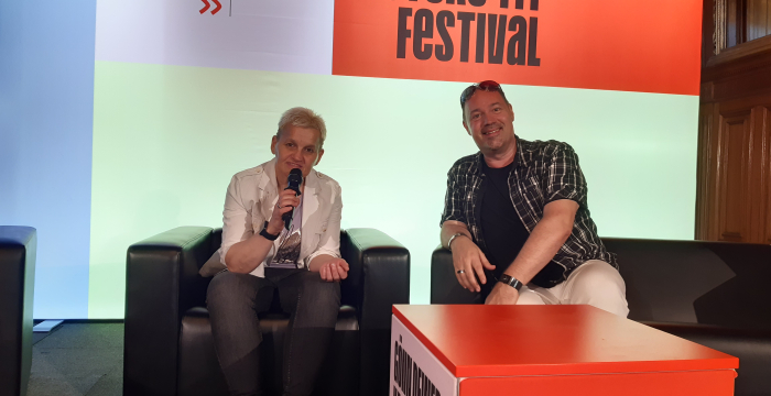 Betreuer Robert Höchtl und Bewohnerin Brigitte Petrle auf der Bühne © Jugend am Werk