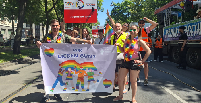 Gruppenfoto der Fußgruppe auf der Regenbogenparade 2025 © Jugend am Werk