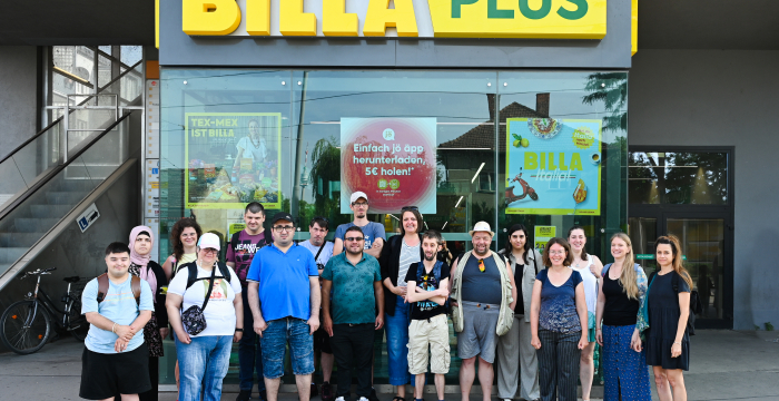 Gruppenfoto vor dem Billa Markt Donaufelder Straße © Jugend am Werk