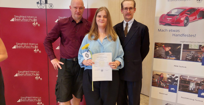 Elena Wolfer mit ihrem Ausbilder Lutz Kogler (links) und ihrem Klassenvorstand Herrn Schön (rechts) © Jugend am Werk