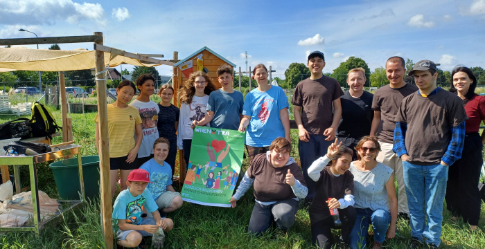 Gruppenfoto Ehrenamtswoche 2025 im Heldinnengarten © Jugend am Werk