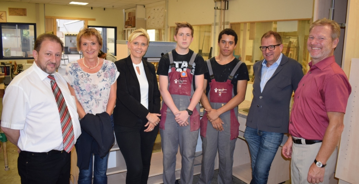 Direktor Klein beim Besuch der Tischlerwerkstatt © Jugend am Werk