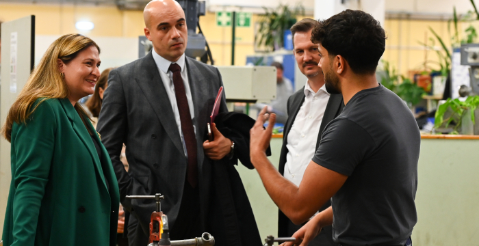 Wirtschaftsstadträtin Barbara Novak und waff-Geschäftsführer Marko Miloradovic im Gespräch mit einem Lehrling © Jugend am Werk