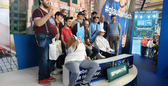 Gruppenfoto von den Teilnehmer:innen aus den Tagesstrukturen Altmannsdorf und Jedlesee beim Tennisturnier Erste-Bank-Open © Jugend am Werk