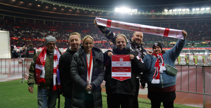 Gruppenfoto der Teilnehmer:innen beim WM-Qualifikationsspiel im Ernst-Happel-Stadion © ÖFB