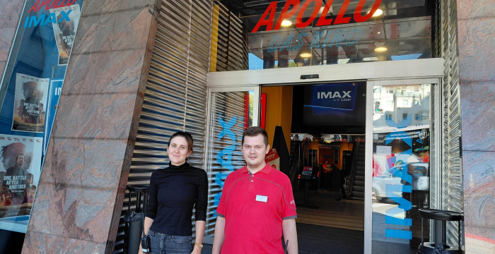 Foto von Stefan und der Betriebsleiterin Nora Schrems vor dem Apollo Kino © Jugend am Werk