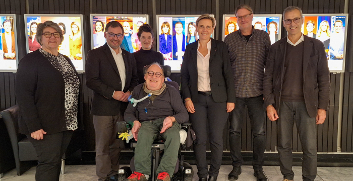 Gruppenfoto von der Vertragsunterzeichnung Inklusive Lehrredaktion im ORF Zentrum © Jugend am Werk