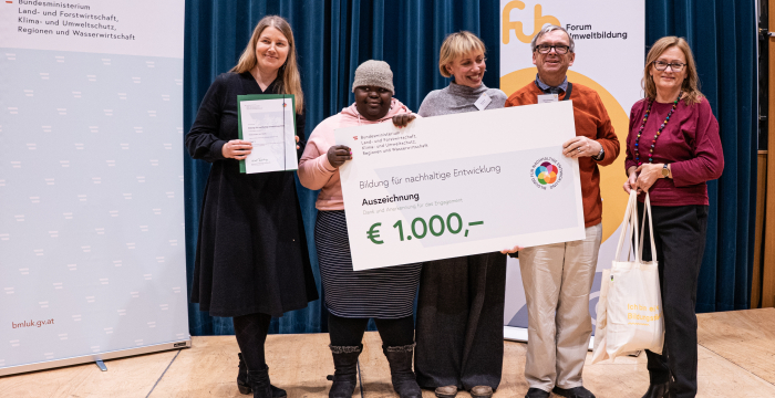 Gruppenfoto der stolzen Sieger:innen des Kooperationsprojekts "Held:innen am Werk" © Jugend am Werk