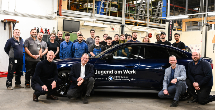Gruppenfoto vor dem BMW M440i xDrive im Lehrbetrieb Technologiezentrum © Jugend am Werk
