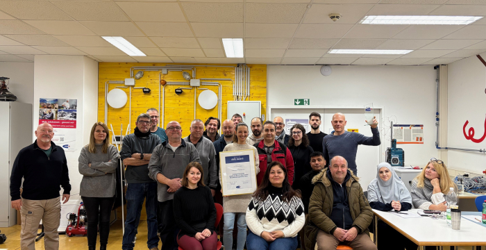 Gruppenfoto vom AMS-Partnerevent im Bildungscampus Elektro © Jugend am Werk